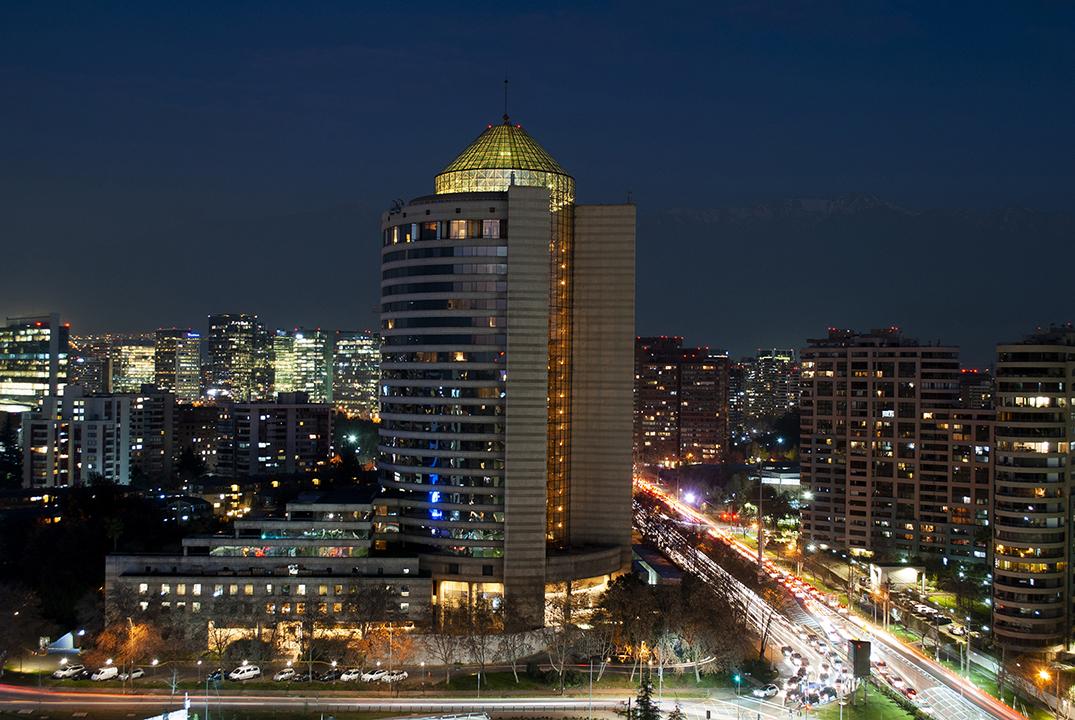 Mandarin Oriental, Santiago Hotel Kültér fotó The hotel at night