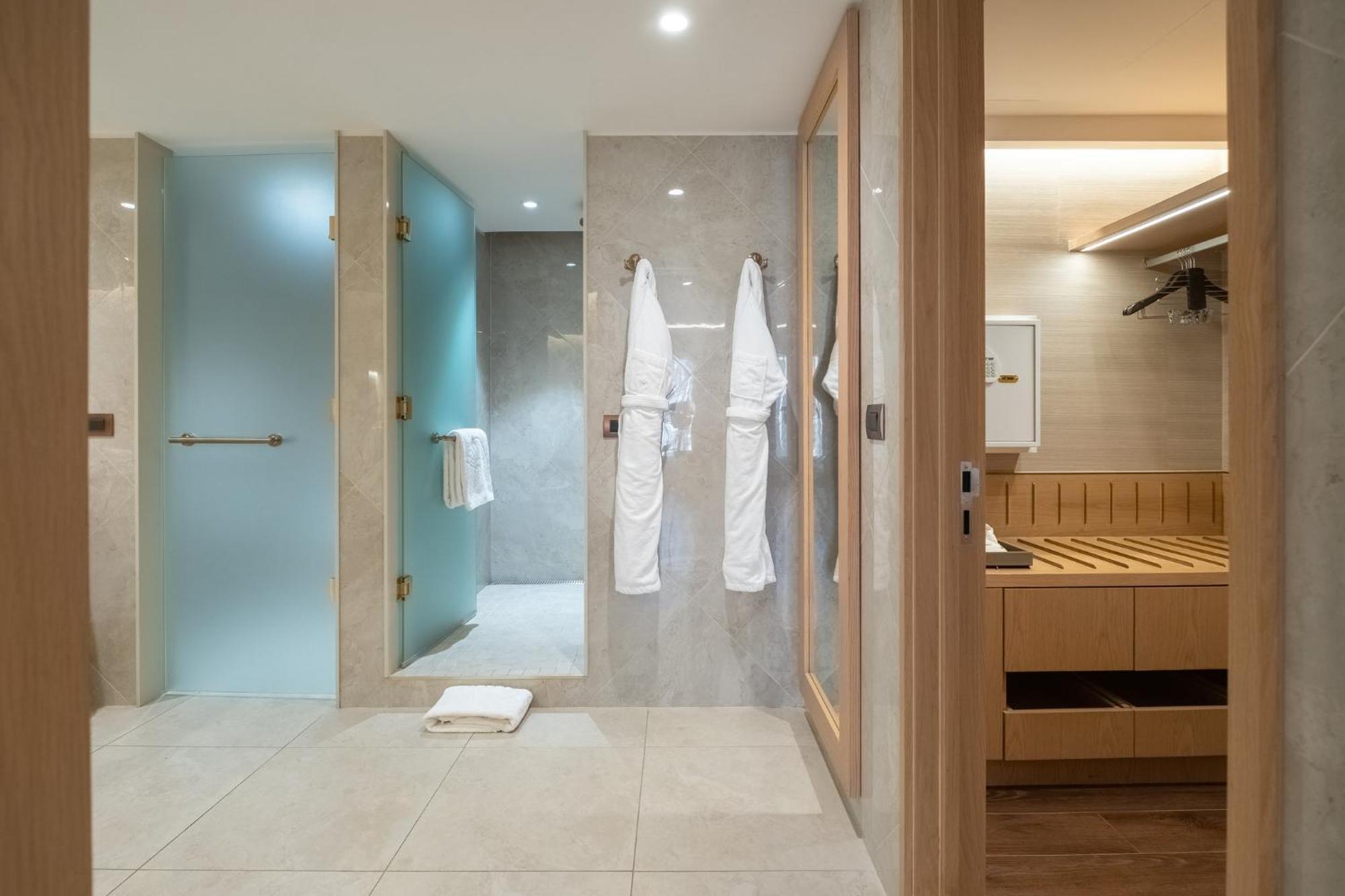 Mandarin Oriental, Santiago Hotel Kültér fotó A modern bathroom