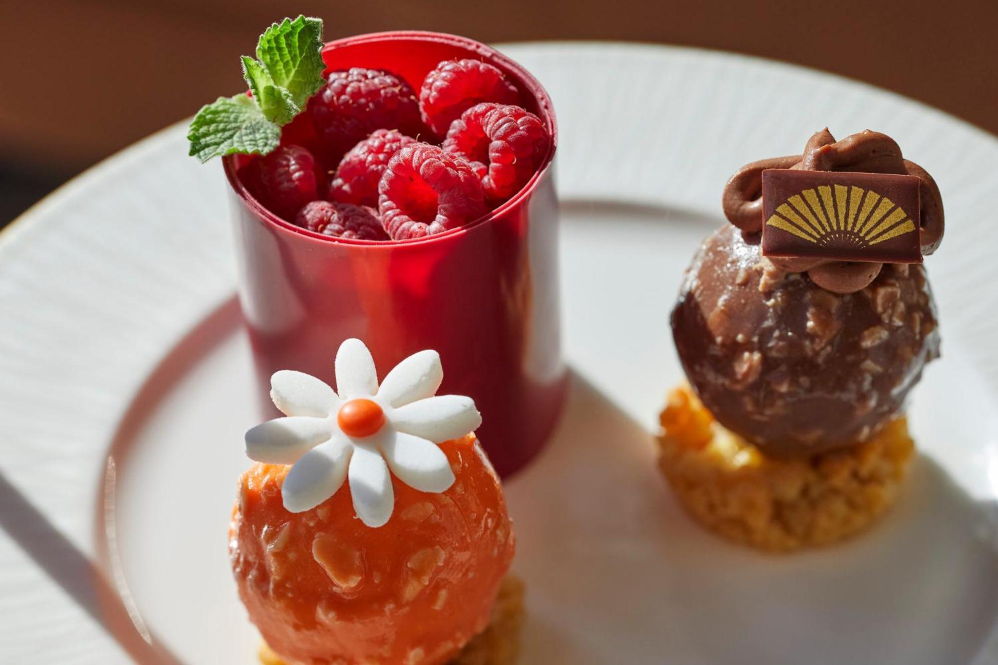 Mandarin Oriental, Santiago Hotel Kültér fotó A selection of petits fours