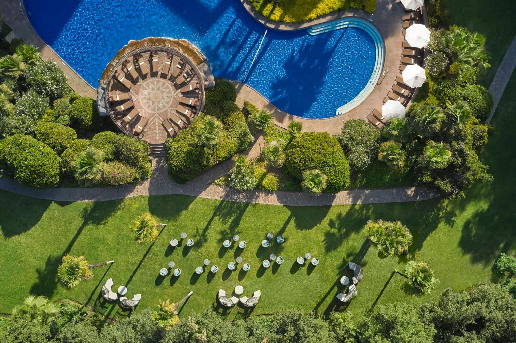 Mandarin Oriental, Santiago Hotel Kültér fotó Aerial view of the pool at the Four Seasons Hotel