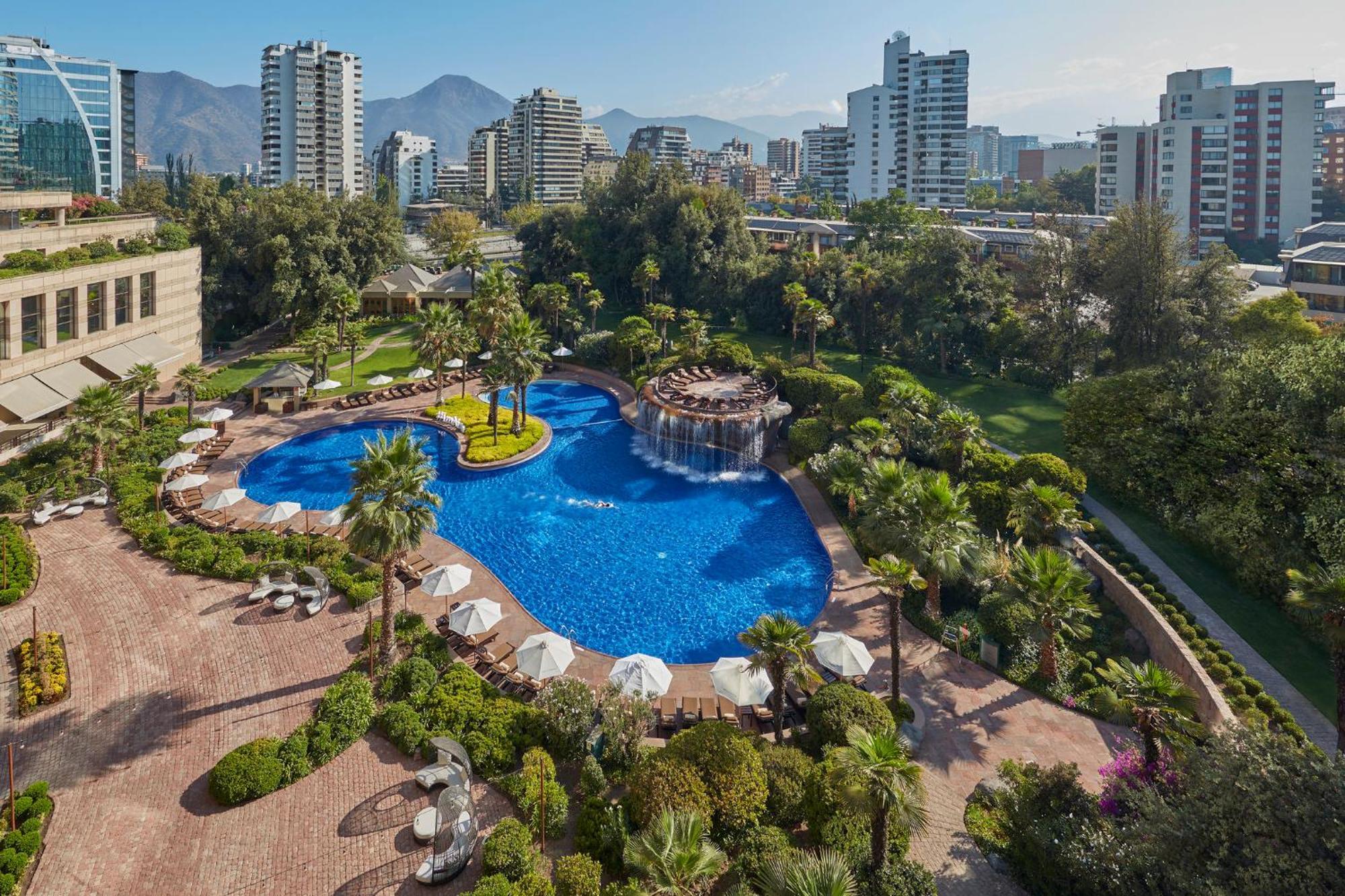 Mandarin Oriental, Santiago Hotel Kültér fotó The pool at the JW Marriott Santiago